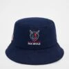 Hamburg Sea Devils Bucket Hat 2024 Design 1 1 Hamburg Sea Devils Bucket Hat 2024 Design 1 -Sports football 689 KH 001 502 4063237039478